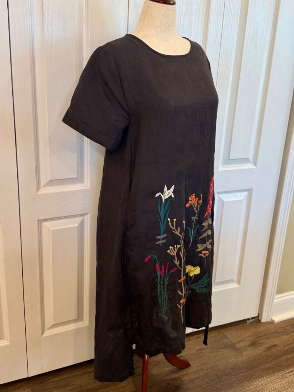 *NWOT, Woman's Midi, Size L, Linen-Cotton Black Dress Embroidered Floral Design - Picture 5 of 8